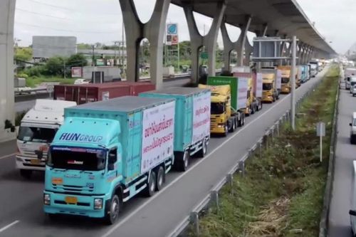 Tài xế Thái Lan xếp hàng dài để phản đối xăng dầu tăng giá