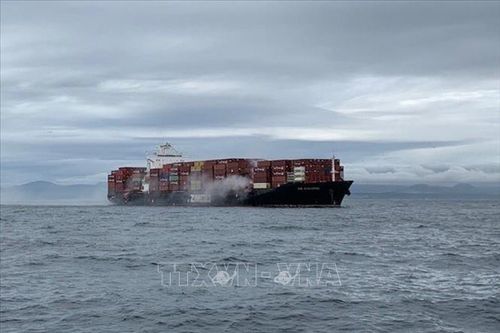 Canada khắc phục sự cố cháy tàu container chở hóa chất ngoài khơi