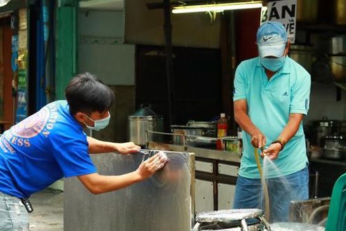 Quán phở, hủ tiếu Sài Gòn dọn sẵn bàn, chờ ngày đón khách ăn uống tại chỗ