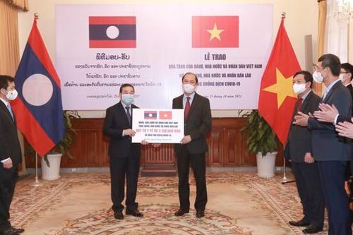 Việt Nam hỗ trợ khẩn cấp Lào hơn 2 triệu USD và vật tư y tế chống dịch