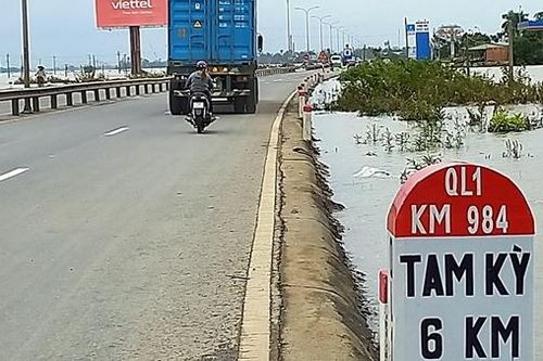 QL1A qua Quảng Nam thông tuyến, nhiều khu dân cư còn bị ngập sâu, chia cắt