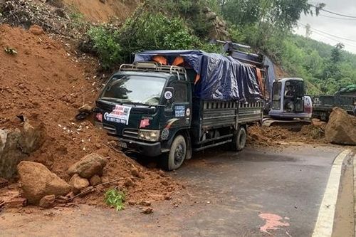 Khẩn trương khắc phục hiện trường sạt lở núi Bà Hỏa