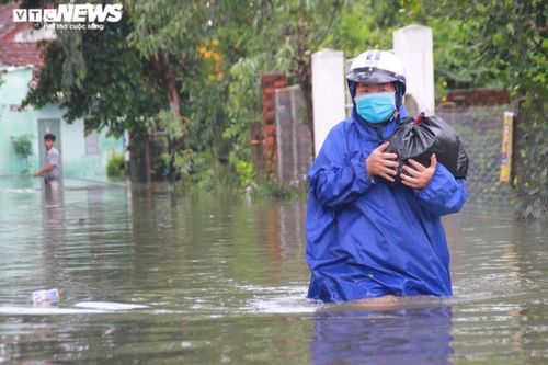 Mưa lũ miền Trung: Hơn 16.000 nhà dân chìm trong biển nước, đường sá sạt lở nặng