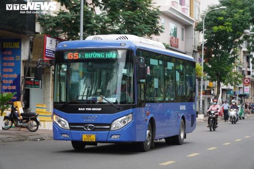 Ngày đầu hoạt động trở lại, xe buýt ở TP.HCM vắng khách