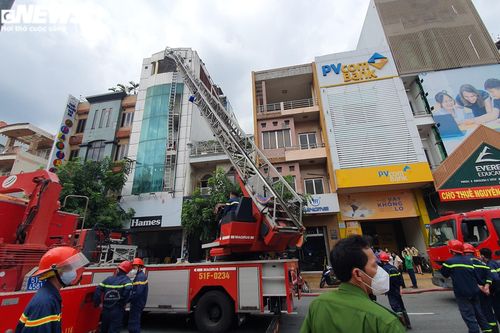 Cứu 15 người mắc kẹt trong ngôi nhà trọ 5 tầng bốc cháy ở TP.HCM