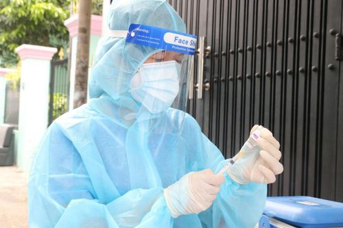 Tiêm vaccine COVID-19 cho trẻ: TP.HCM chờ Bộ Y tế hướng dẫn