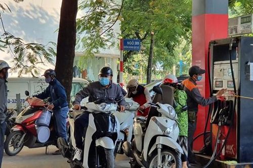Giá xăng tăng, người dân xếp hàng chờ mua