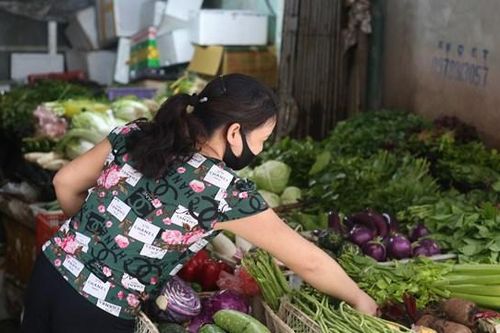 Hà Nội: Giá rau xanh tăng 'phi mã' do mưa kéo dài
