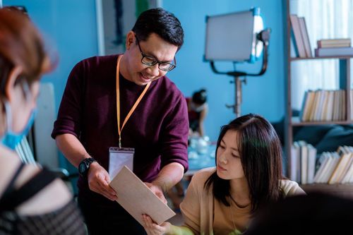 Hợp đồng đóng phim một tỷ đồng, khó yêu cầu diễn viên bồi thường 20 tỷ