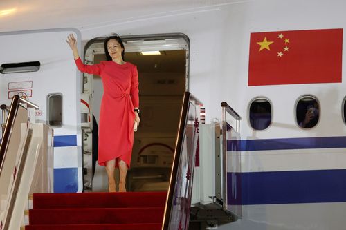 Bà Mạnh Vãn Châu được chào đón như người hùng khi trở lại làm việc