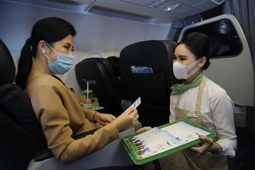 Khách đi máy bay vẫn phải kê khai thông tin trên giấy