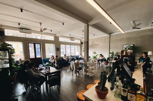 Cà phê, bar cơ cấu nhân viên, thay đổi cách bán chờ ngày được mở cửa