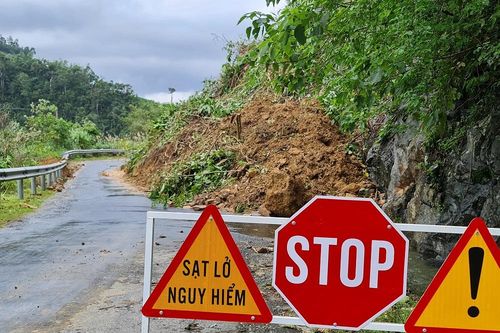 Sạt lở bủa vây huyện miền núi Quảng Ngãi