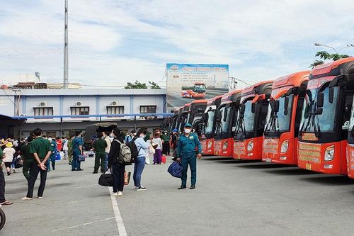 Bộ Tư lệnh TP Hồ Chí Minh hỗ trợ đưa 1.655 người dân về quê