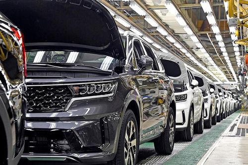 Khách mua Kia Sorento phải chờ 'dài cổ' mới được nhận xe