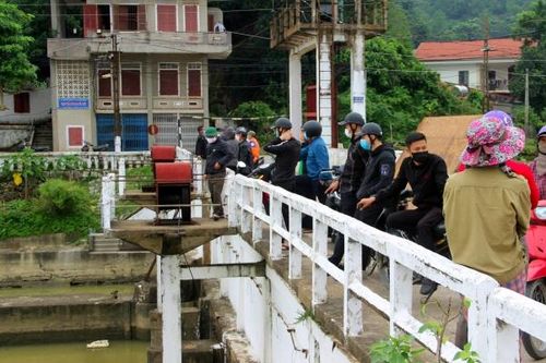 Đã tìm thấy thi thể cháu bé 8 tuổi chạy theo quả bóng lăn xuống sông