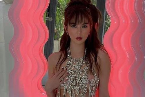 Ngọc Trinh lại chụp ảnh bên gương hàng hiệu để 'vớt vát' danh tiếng sau vụ xài gương nhái