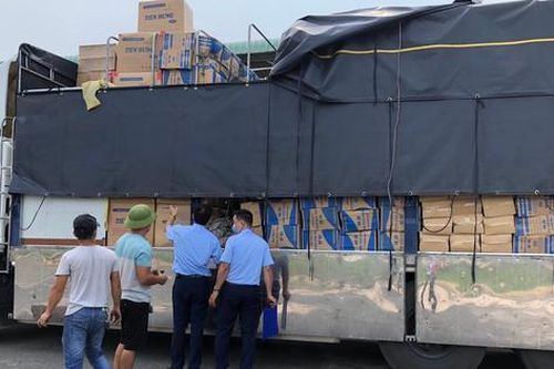 Bắt giữ lô hàng 415.000 khẩu trang không rõ nguồn gốc