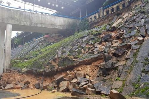 Mưa lớn làm sạt lở nặng bờ kè trường học ở Quảng Nam