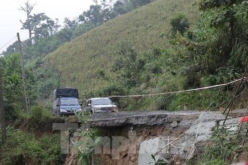 Sạt lở núi ở Quảng Ngãi khiến hàng nghìn người dân bị cô lập