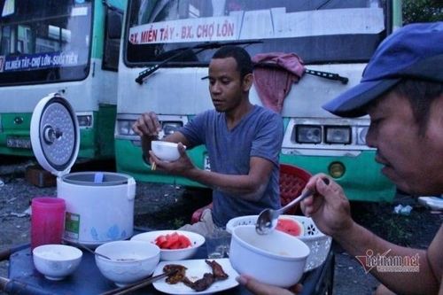Tiếp viên uống nước mưa, sống trên xe buýt suốt 4 tháng dịch
