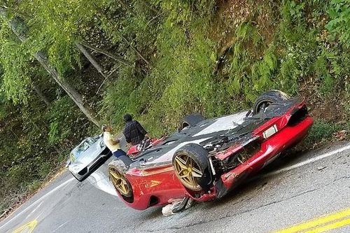 Đâm vào vách núi, Ferrari 'phơi bụng' bên đường