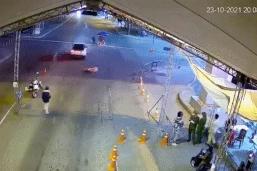 Bắt giữ đối tượng say rượu, dùng ma túy, lái xe 'thông' chốt kiểm dịch