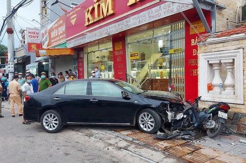 Bà Rịa-Vũng Tàu: Ôtô húc văng hàng loạt xe máy, nhiều người bị thương