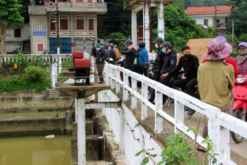 Bé trai 8 tuổi mất tích bí ẩn khi đuổi theo quả bóng