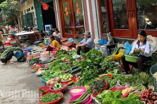 Giá rau xanh tại các chợ truyền thống tăng mạnh