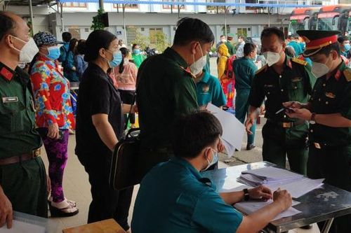 TP. Hồ Chí Minh tổ chức đưa người dân 8 tỉnh về quê