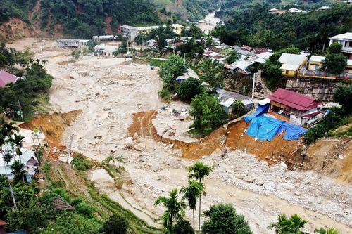 Áp thấp nhiệt đới gây mưa dồn dập ở miền Trung, nguy cơ rất cao xảy ra lũ quét