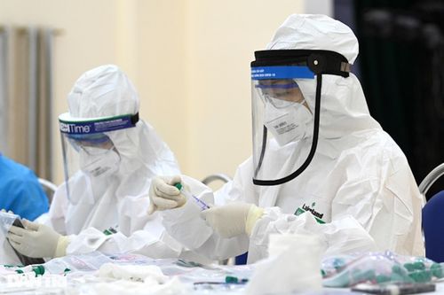Hà Nội yêu cầu người 'vùng đỏ' chưa tiêm vaccine cách ly 14 ngày ở nhà