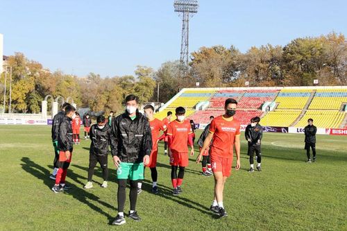 Đội tuyển U23 Việt Nam 'đi dạo' làm quen sân thi đấu tại Kyrgyzstan