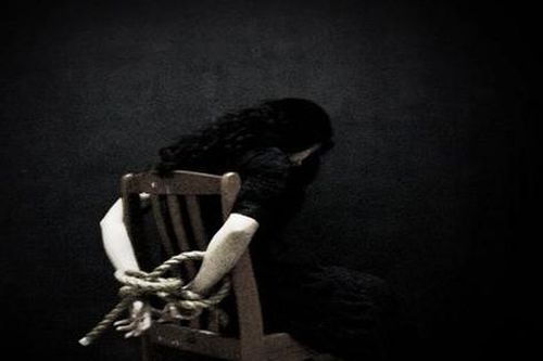 Đi xin việc tại quán bia, hai cô gái bất ngờ bị bắt, nhốt