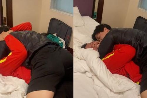 Tiền đạo Công Phượng 'cưỡng hôn' Tấn Trường khiến nam thủ môn không thể cưỡng lại