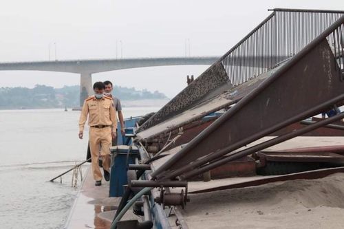 Nhận 'bảo kê' khai thác cát trái phép trên sông Đà