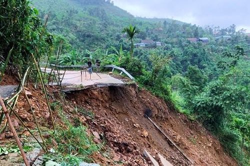 Quảng Ngãi: Khắc phục sạt lở các tuyến đường miền núi