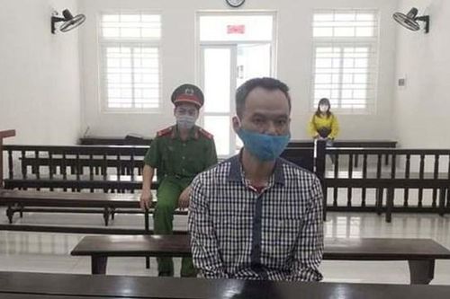 Mâu thuẫn công việc, bảo vệ trường học đâm thấu ngực đồng nghiệp