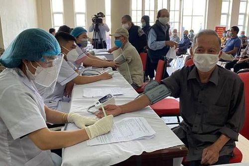 Bùng dịch, TP Nam Định quyết phủ vaccine mũi 1 cho người trưởng thành