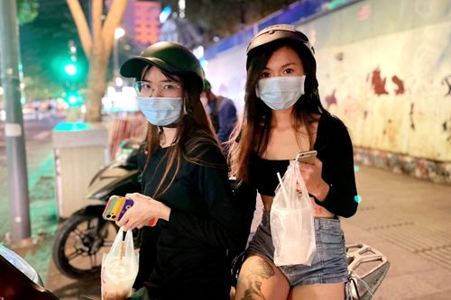 Giới trẻ TP.HCM uống cà phê, trà sữa 'yên xe'