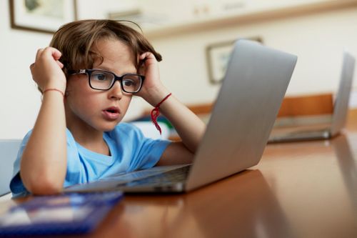 Tỷ lệ trẻ cận thị tăng vì học online trong thời gian dài