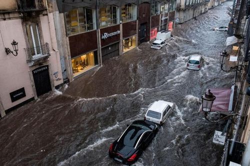 Mưa lớn liên miên, nhiều nơi ở miền Nam Italy hóa sông