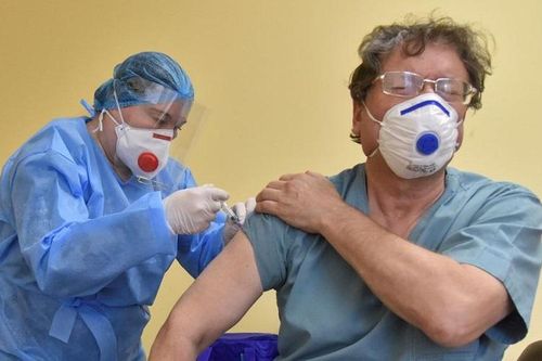 Lây nhiễm tăng cao, châu Âu tăng cường tiêm phòng Covid-19