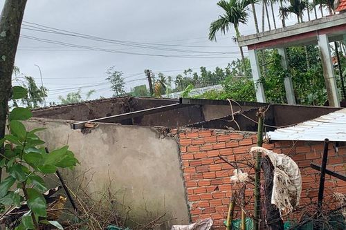 Lốc xoáy gây hư hại hàng chục nhà dân Quảng Ngãi