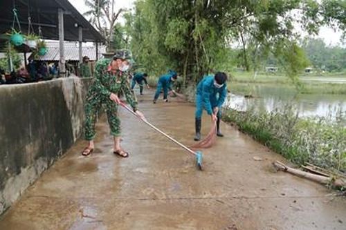 Xắn quần, lội nước giúp dân