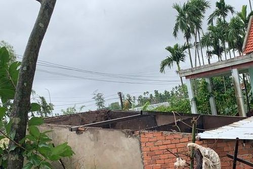 Quảng Ngãi: Lốc xoáy tốc mái, hư hỏng 48 nhà dân
