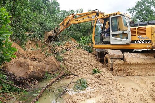 Sạt lở đèo Eo Chim khiến hơn 2.200 người ở Quảng Ngãi bị cô lập
