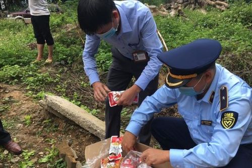 Hà Giang: Tiêu hủy 8.400 gói chân gà nhập lậu từ Trung Quốc