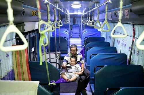 Không có tiền về quê lẫn thuê trọ, nhân viên bán vé sống trên xe buýt suốt 4 tháng